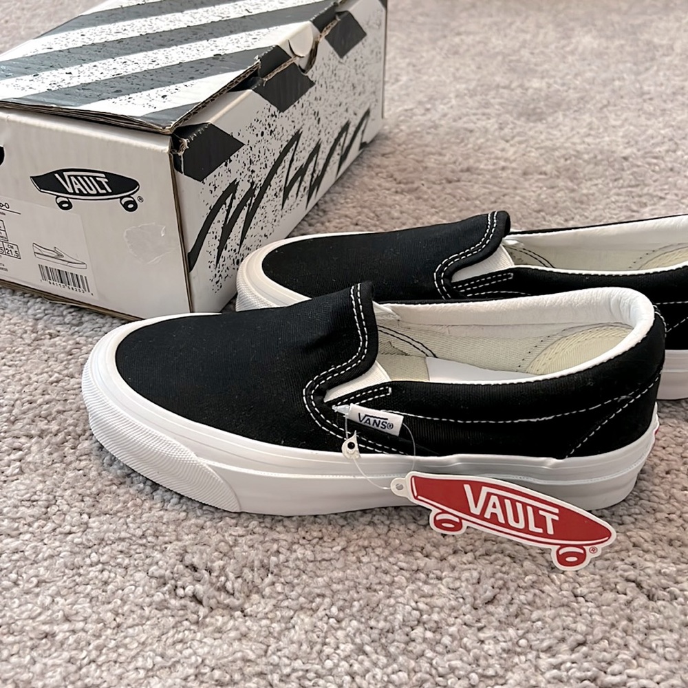 NWT Vans- size 3.5 Boys or 5 Women